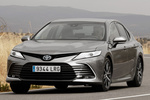 Toyota Camry Electric Hybrid Luxury Turismo Gris Metalizado Exterior Frontal-Lateral 4 puertas