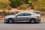 Toyota Camry Electric Hybrid Luxury Turismo Gris Metalizado Exterior Lateral 4 puertas
