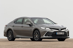 Toyota Camry Electric Hybrid Luxury Turismo Gris Metalizado Exterior Lateral-Frontal 4 puertas