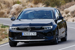 Opel Astra 1.2 Turbo 96 kW (130 CV) Elegance Turismo Karbon Black Exterior Frontal-Lateral 5 puertas
