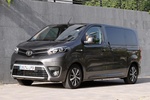 Toyota Proace Verso Electric Medio 75 kWh 7 plazas Verso Electric VIP Luxury 7 plazas Veh&iacute;culo comercial Gris Falcon Exterior Frontal-Lateral 5 puertas