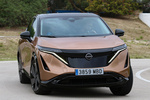 Nissan Ariya 63 kWh 4x2 Evolve Todo terreno Akatsuki Copper con Techo Ninja Black Exterior Lateral-Frontal 5 puertas