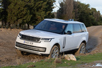 Land Rover Range Rover P440e SWB PHEV HSE SWB PHEV (sesi&oacute;n off-road) Todo terreno Fuji White Exterior Frontal-Lateral 5 puertas
