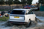 Land Rover Range Rover P440e SWB PHEV HSE SWB PHEV (sesi&oacute;n off-road) Todo terreno Fuji White Exterior Posterior-Lateral 5 puertas
