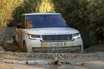 Land Rover Range Rover P440e SWB PHEV HSE SWB PHEV (sesi&oacute;n off-road) Todo terreno Fuji White Exterior Lateral-Frontal 5 puertas