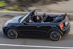 MINI MINI 3p Cooper SE Convertible 3p Cooper SE Convertible Descapotable Enigmatic Black Metallic Exterior Cenital-Lateral-Posterior 3 puertas