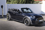 MINI MINI 3p Cooper SE Convertible 3p Cooper SE Convertible Descapotable Enigmatic Black Metallic Exterior Toma de recarga 3 puertas