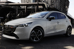 Mazda Mazda2 e-SKYACTIV G 1.5 66 kW (90 CV) M Hybrid Homura Aka Turismo Aero Grey Exterior Frontal-Lateral 5 puertas