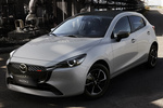 Mazda Mazda2 e-SKYACTIV G 1.5 66 kW (90 CV) M Hybrid Homura Aka Turismo Aero Grey Exterior Frontal-Lateral 5 puertas