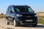 Opel Combo 100 kW (136 CV) 50 kWh Life Elegance Plus Veh&iacute;culo comercial Karbon Black Exterior Lateral-Frontal 5 puertas