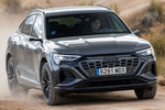 Audi Q8 Sportback 55 e-tron quattro Sportback e-tron S line con Paquete Black  Todo terreno Gris cronos Exterior Lateral-Frontal 5 puertas