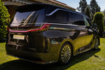 Lexus LM 350h AWD Luxury Monovolumen Negro Graphite Exterior Posterior-Lateral 5 puertas