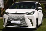 Lexus LM 350h AWD Luxury Monovolumen Blanco Sonic Exterior Frontal-Lateral 5 puertas