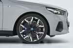 BMW i5 eDrive40 M Sport Edition Turismo M Brooklyn Grey Metallic Exterior Llanta 4 puertas