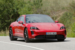 Porsche Taycan GTS GTS con Paquete Sport Design en carbono Turismo Rojo Carm&iacute;n Exterior Lateral-Frontal 5 puertas
