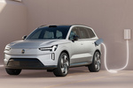 Volvo EX90 Gama EX90 Ultra Todo terreno Silver Dawn Exterior Toma de recarga 5 puertas