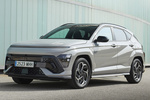 Hyundai Kona H&iacute;brido 1.6 GDi 104 kW (141 CV) DCT N Line Hybrid Todo terreno Cyber Gray Exterior Frontal-Lateral 5 puertas