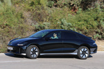 Hyundai IONIQ 6 168 kW (228 CV) 77 kWh RWD Star Turismo Abyss Black Exterior Frontal-Lateral 4 puertas