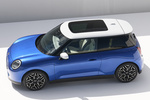 MINI MINI Cooper SE el&eacute;ctrico Cooper SE Favoured Turismo Blazing Blue Exterior Cenital-Lateral-Frontal 3 puertas