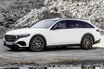 Mercedes-Benz Clase E 300 de 4MATIC All Terrain Avantgarde line con Paq. Night All Terrain Turismo familiar Opalite White Bright Exterior Frontal-Lateral 4 puertas