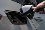 CUPRA Born 170 kW (231 CV) 77 kWh e-Boost Pack & Battery Pack Turismo Gris Vapor Exterior Toma de recarga 5 puertas