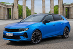 Opel Astra Electric 115 kW (156 CV) 54 kWh GS Electric Turismo Kobalt Blue Exterior Frontal-Lateral 5 puertas