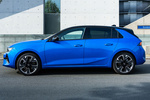 Opel Astra Electric 115 kW (156 CV) 54 kWh GS Electric Turismo Kobalt Blue Exterior Frontal-Lateral 5 puertas