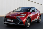 Toyota C-HR 140H Advance Todo terreno Bi-tono rojo Emotional y techo negro Exterior Frontal-Lateral 5 puertas