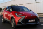 Toyota C-HR 140H Advance Todo terreno Bi-tono rojo Emotional y techo negro Exterior Frontal-Lateral 5 puertas