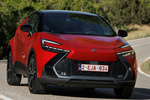 Toyota C-HR 140H Advance Todo terreno Bi-tono rojo Emotional y techo negro Exterior Frontal-Lateral 5 puertas