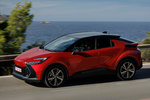 Toyota C-HR 140H Advance Todo terreno Bi-tono rojo Emotional y techo negro Exterior Frontal-Lateral 5 puertas