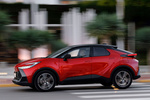 Toyota C-HR 140H Advance Todo terreno Bi-tono rojo Emotional y techo negro Exterior Frontal-Lateral 5 puertas