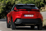 Toyota C-HR 140H Advance Todo terreno Bi-tono rojo Emotional y techo negro Exterior Lateral-Posterior 5 puertas
