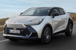 Toyota C-HR 200H AWD-i GR Sport Premiere Edition Todo terreno Bi-tono plateado Precious y techo negro Exterior Frontal-Lateral 5 puertas