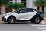 Toyota C-HR 200H AWD-i GR Sport Premiere Edition Todo terreno Bi-tono plateado Precious y techo negro Exterior Lateral 5 puertas