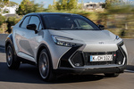 Toyota C-HR 200H AWD-i GR Sport Premiere Edition Todo terreno Bi-tono plateado Precious y techo negro Exterior Lateral-Frontal 5 puertas