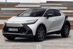 Toyota C-HR 200H AWD-i GR Sport Premiere Edition Todo terreno Bi-tono plateado Precious y techo negro Exterior Frontal-Lateral 5 puertas