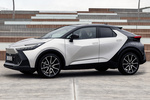 Toyota C-HR 200H AWD-i GR Sport Premiere Edition Todo terreno Bi-tono plateado Precious y techo negro Exterior Frontal-Lateral 5 puertas