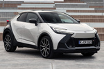 Toyota C-HR 200H AWD-i GR Sport Premiere Edition Todo terreno Bi-tono plateado Precious y techo negro Exterior Lateral-Frontal 5 puertas