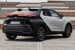 Toyota C-HR 200H AWD-i GR Sport Premiere Edition Todo terreno Bi-tono plateado Precious y techo negro Exterior Posterior-Lateral 5 puertas