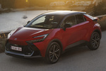 Toyota C-HR 140H Advance Todo terreno Bi-tono rojo Emotional y techo negro Exterior Frontal-Lateral 5 puertas
