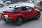 Toyota C-HR 140H Advance Todo terreno Bi-tono rojo Emotional y techo negro Exterior Posterior-Lateral 5 puertas