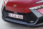 Toyota C-HR 140H Advance Todo terreno Bi-tono rojo Emotional y techo negro Exterior Frontal 5 puertas