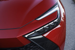 Toyota C-HR 140H Advance Todo terreno Bi-tono rojo Emotional y techo negro Exterior Faro 5 puertas