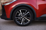 Toyota C-HR 140H Advance Todo terreno Bi-tono rojo Emotional y techo negro Exterior Llanta 5 puertas