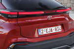 Toyota C-HR 140H Advance Todo terreno Bi-tono rojo Emotional y techo negro Exterior Posterior 5 puertas
