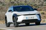 Toyota bZ4X 220E 4x4 Style Plus Todo terreno Bi-tono Blanco Perlado Iceberg Exterior Lateral-Frontal 5 puertas