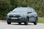 Dacia Sandero TCe 81 kW (110 CV) Stepway (Gama 2023) Extreme Go Stepway (Gama 2023) Turismo Verde Cedro Exterior Frontal-Lateral 5 puertas