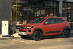 Dacia Spring Electric 65 (48 kW) Extreme Todo terreno Brick Red Exterior Toma de recarga 5 puertas