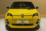Renault 5 E-Tech 110 kW (150 CV) 52 kWh iconic Cinq Turismo Amarillo Pop! con Techo Negro Exterior Frontal 5 puertas
